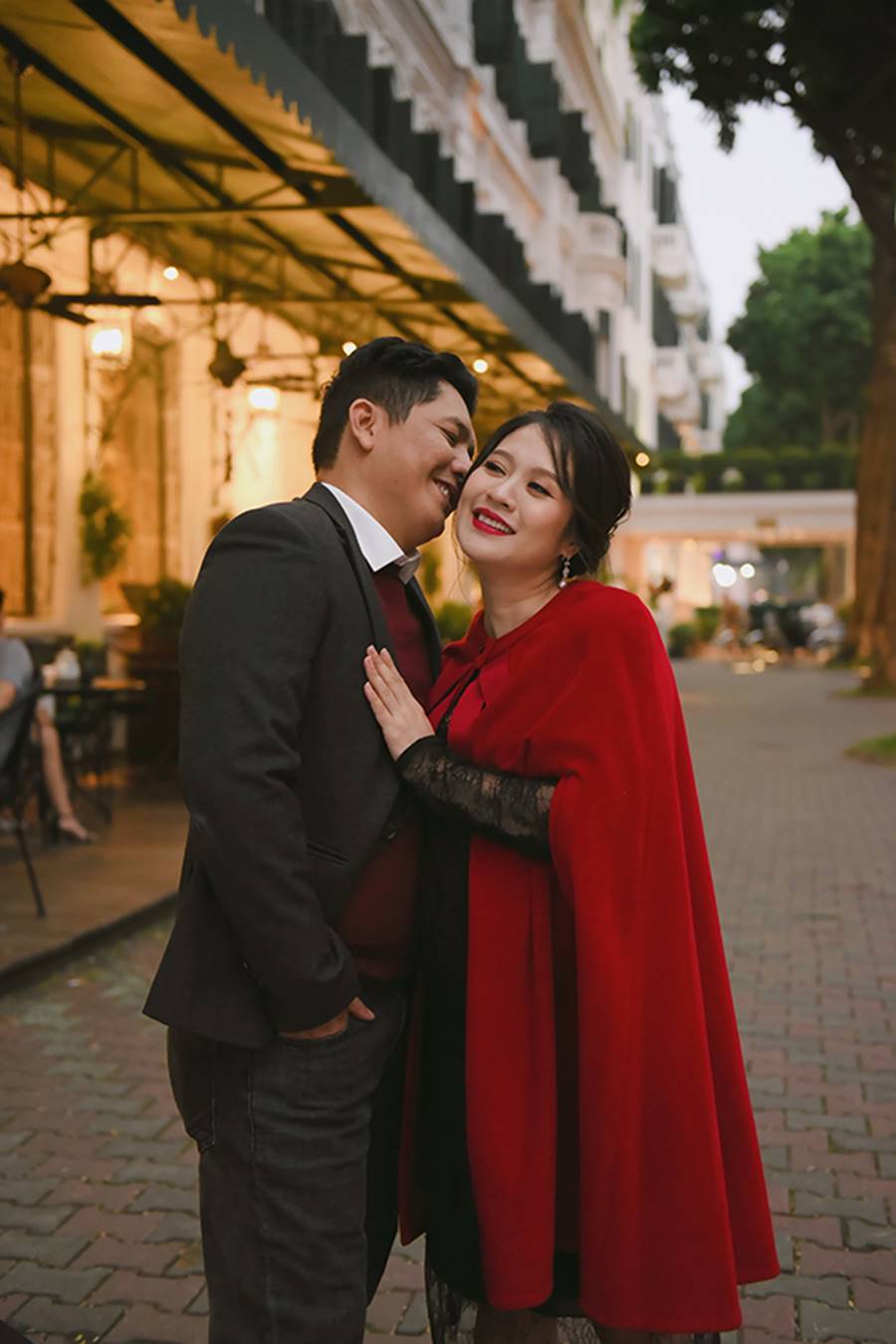 Bà bầu” Thanh Thúy đẹp rạng ngời cùng chồng dạo phố Hà Nội-1