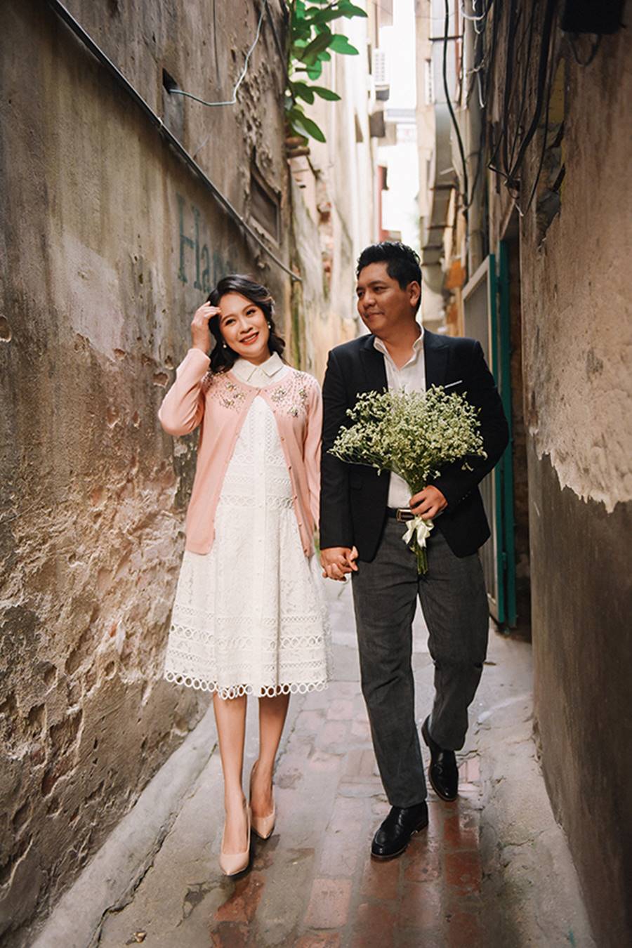 Bà bầu” Thanh Thúy đẹp rạng ngời cùng chồng dạo phố Hà Nội-10