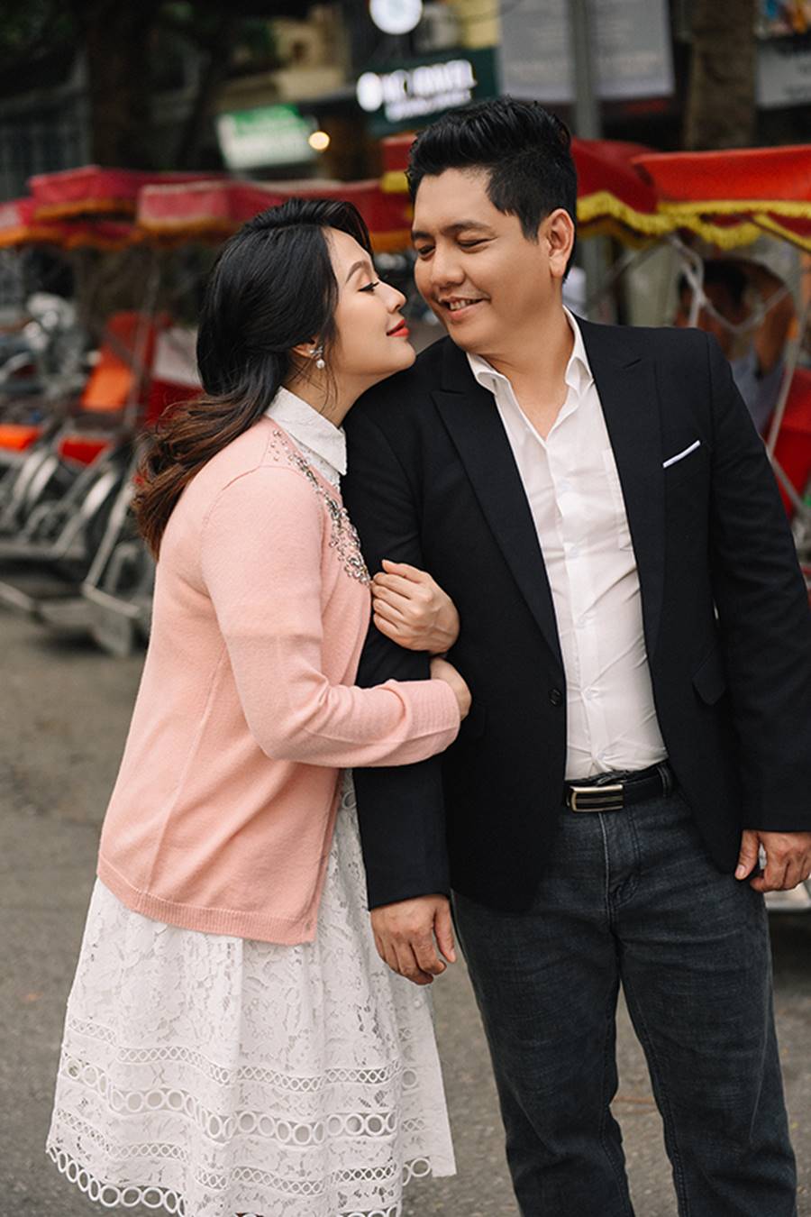 Bà bầu” Thanh Thúy đẹp rạng ngời cùng chồng dạo phố Hà Nội-11