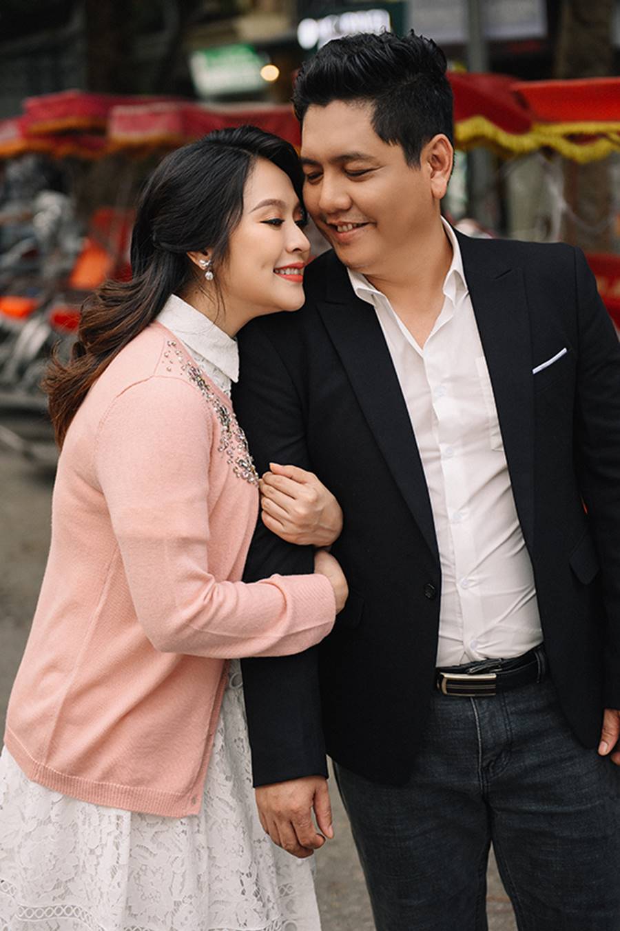 Bà bầu” Thanh Thúy đẹp rạng ngời cùng chồng dạo phố Hà Nội-12