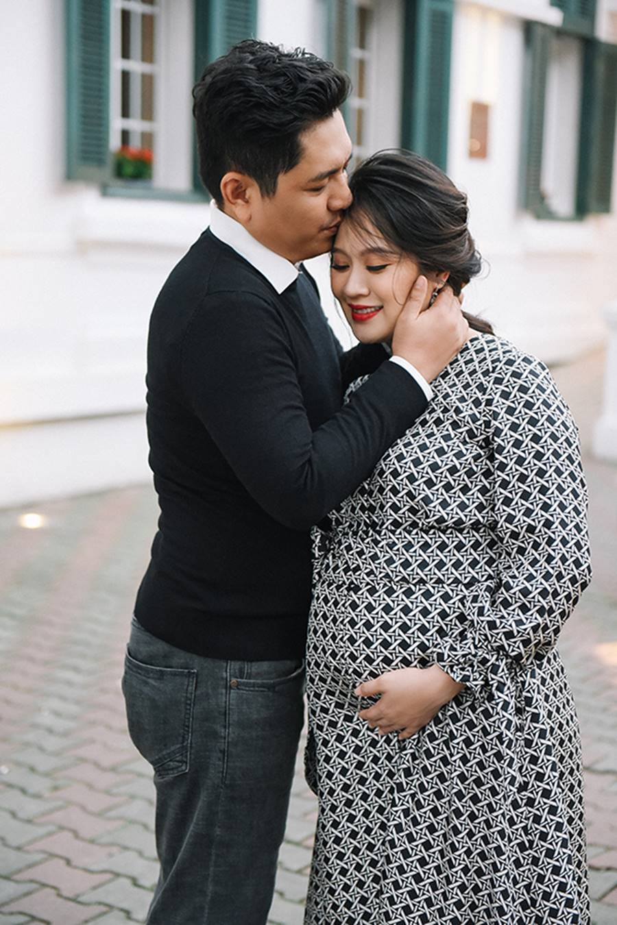 Bà bầu” Thanh Thúy đẹp rạng ngời cùng chồng dạo phố Hà Nội-14