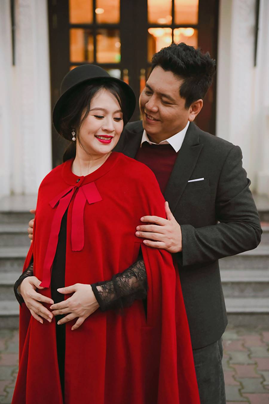 Bà bầu” Thanh Thúy đẹp rạng ngời cùng chồng dạo phố Hà Nội-2