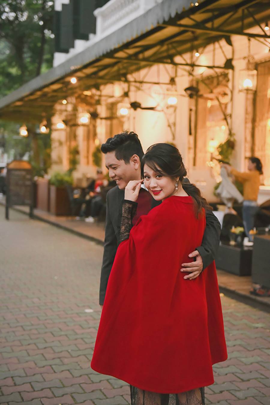 Bà bầu” Thanh Thúy đẹp rạng ngời cùng chồng dạo phố Hà Nội-3