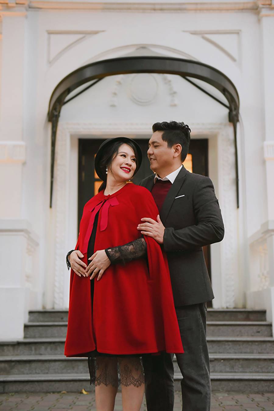 Bà bầu” Thanh Thúy đẹp rạng ngời cùng chồng dạo phố Hà Nội-4