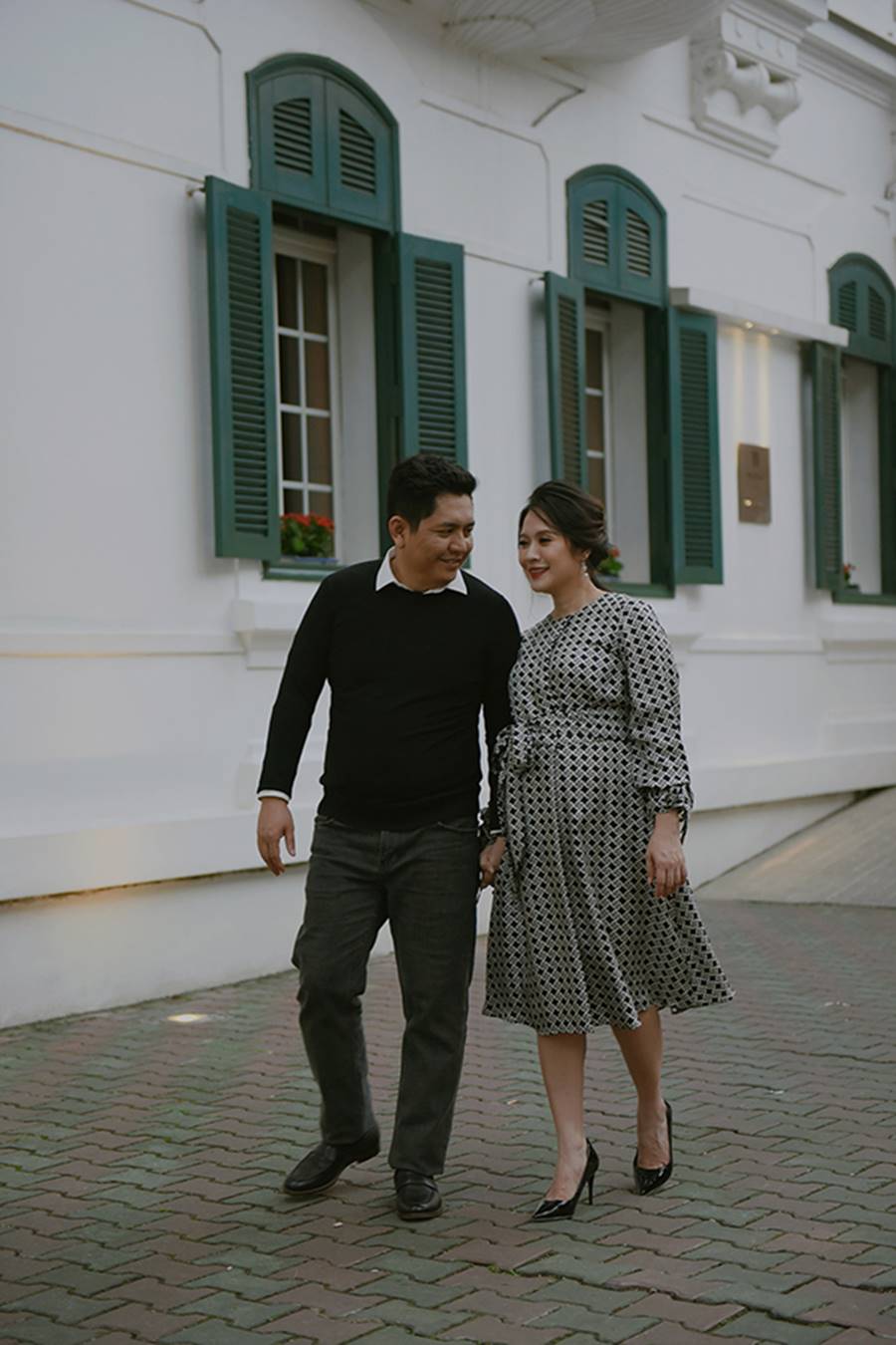 Bà bầu” Thanh Thúy đẹp rạng ngời cùng chồng dạo phố Hà Nội-5