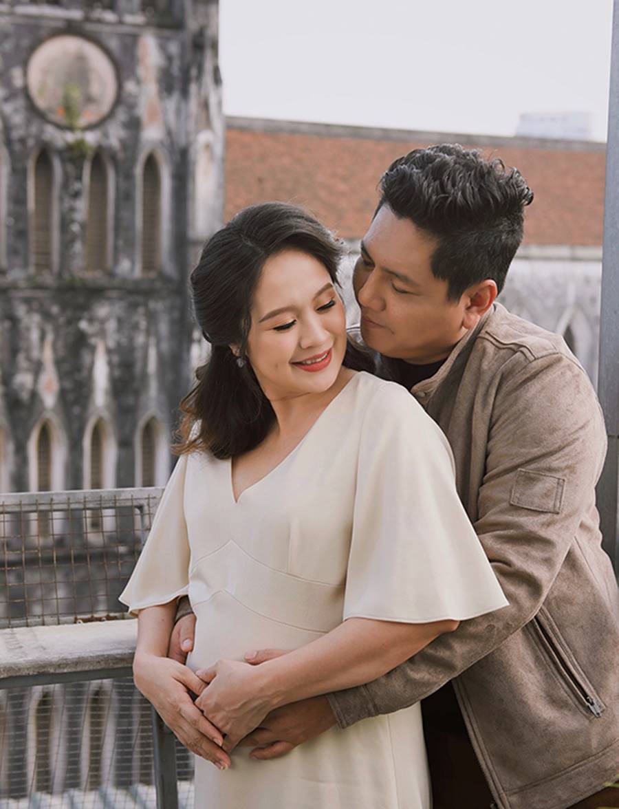 Bà bầu” Thanh Thúy đẹp rạng ngời cùng chồng dạo phố Hà Nội-7