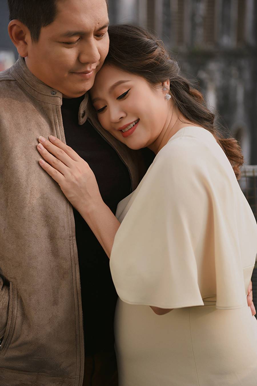 Bà bầu” Thanh Thúy đẹp rạng ngời cùng chồng dạo phố Hà Nội-8