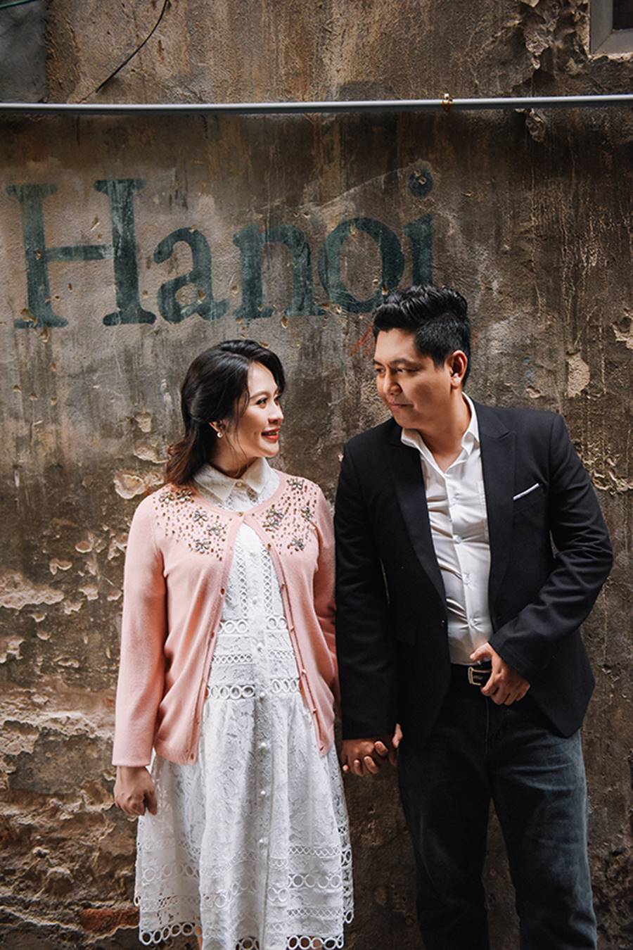 Bà bầu” Thanh Thúy đẹp rạng ngời cùng chồng dạo phố Hà Nội-9