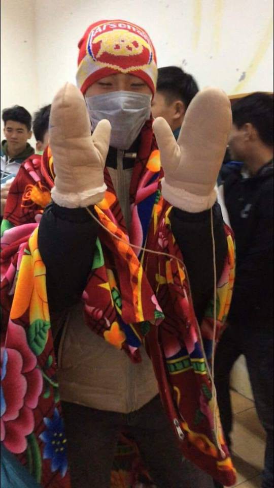 Cách tránh rét của học sinh khi phải đi học mùa đông: Vượt khó, vượt khổ nhưng không kém phần bá đạo, hài hước-2