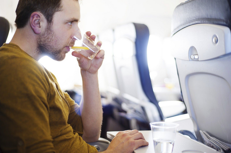 Nhân viên hàng không luôn IM NHƯ THÓC khi được hỏi về: Sự thật khủng khiếp về nước dùng trên máy bay-1