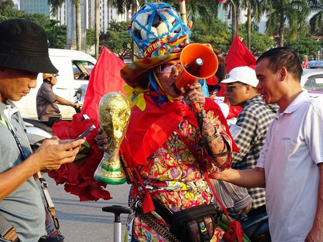 Lầy như CĐV Việt: Đề nghị xếp chỗ cho CĐV Malaysia ngồi theo hình ngôi sao 5 cánh giữa rừng cờ đỏ ở Mỹ Đình-5