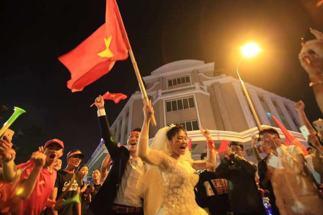 Lầy như CĐV Việt: Đề nghị xếp chỗ cho CĐV Malaysia ngồi theo hình ngôi sao 5 cánh giữa rừng cờ đỏ ở Mỹ Đình-6