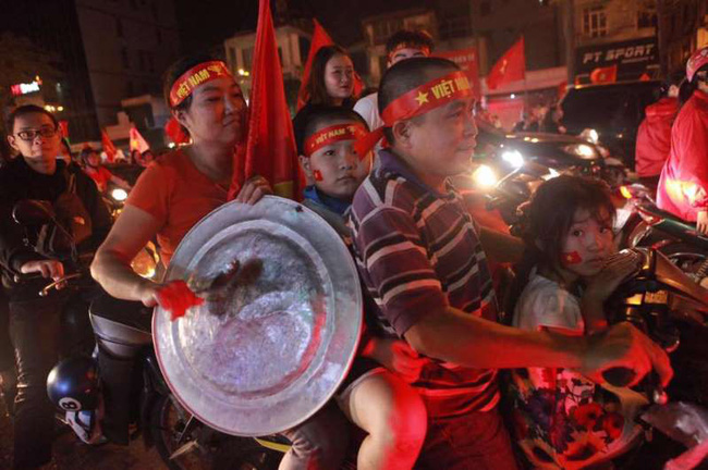 Lầy như CĐV Việt: Đề nghị xếp chỗ cho CĐV Malaysia ngồi theo hình ngôi sao 5 cánh giữa rừng cờ đỏ ở Mỹ Đình-7