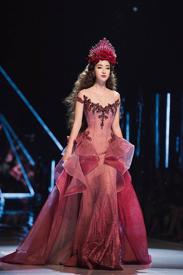 Tiểu Vy, Huyền My, Đỗ Mỹ Linh bất phân thắng bại trên sàn catwalk-1