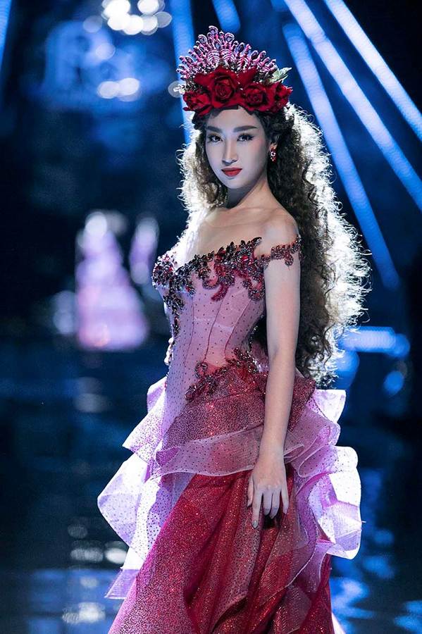 Tiểu Vy, Huyền My, Đỗ Mỹ Linh bất phân thắng bại trên sàn catwalk-2