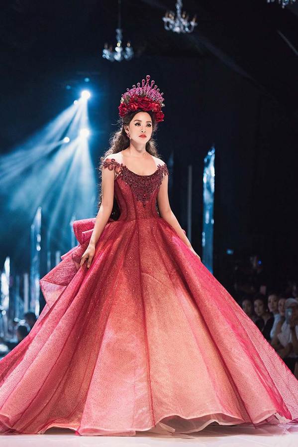 Tiểu Vy, Huyền My, Đỗ Mỹ Linh bất phân thắng bại trên sàn catwalk-3