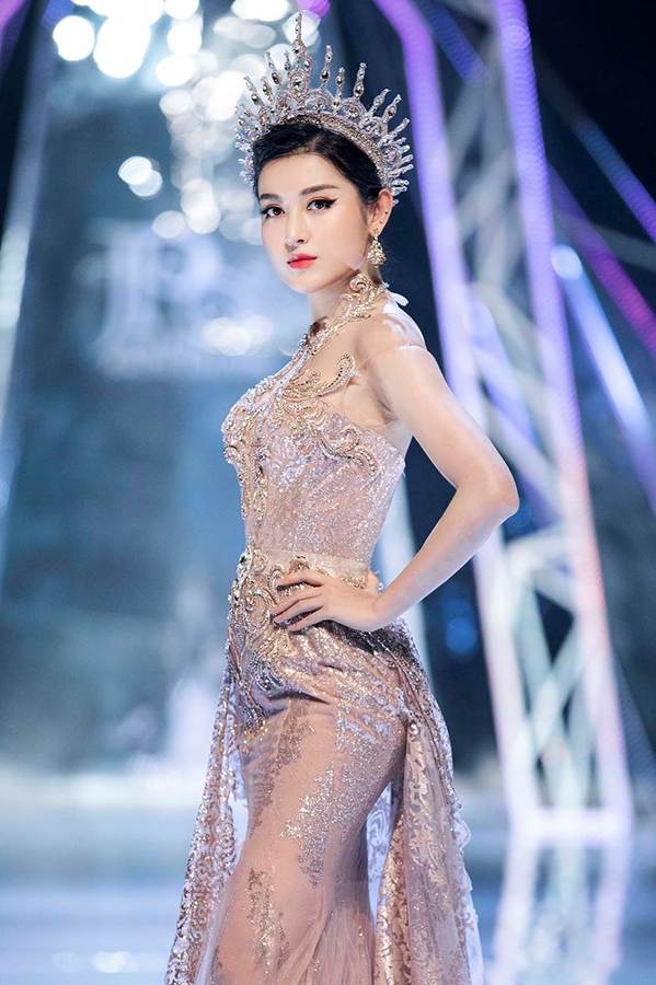 Tiểu Vy, Huyền My, Đỗ Mỹ Linh bất phân thắng bại trên sàn catwalk-7