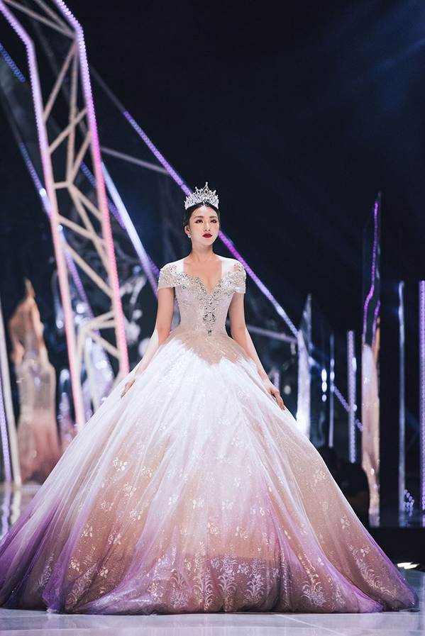 Tiểu Vy, Huyền My, Đỗ Mỹ Linh bất phân thắng bại trên sàn catwalk-12