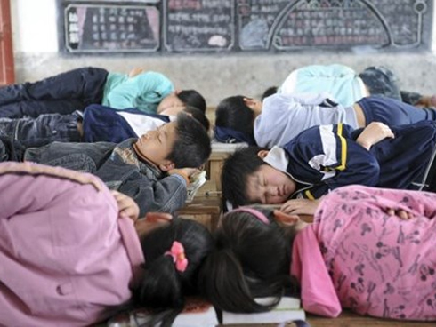 Đi vệ sinh trong giờ ngủ trưa, học sinh bị phạt nặng-1