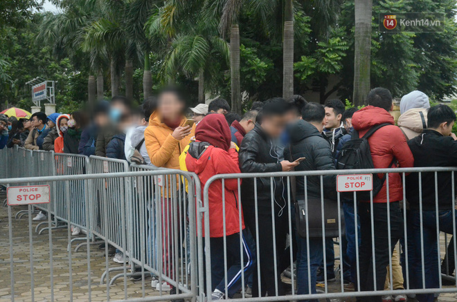 Clip: Cận cảnh những pha chặt chém của dân phe vé trước mặt công an, giá vé chợ đen trận Việt Nam-Malaysia lên 18 triệu đồng/cặp-1