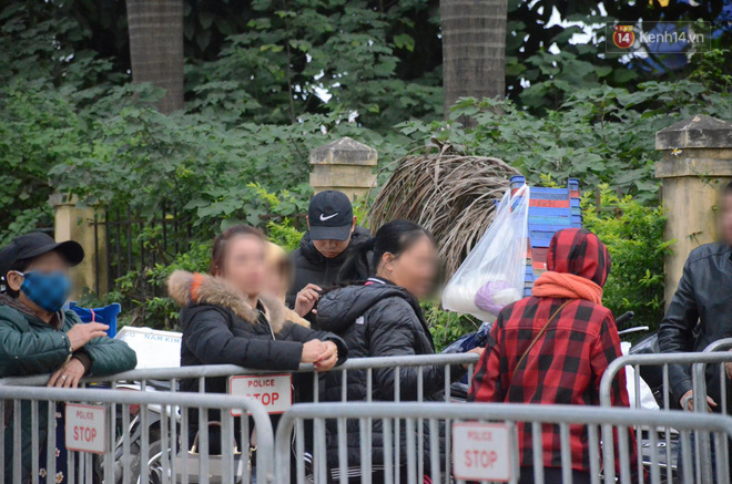 Clip: Cận cảnh những pha chặt chém của dân phe vé trước mặt công an, giá vé chợ đen trận Việt Nam-Malaysia lên 18 triệu đồng/cặp-2