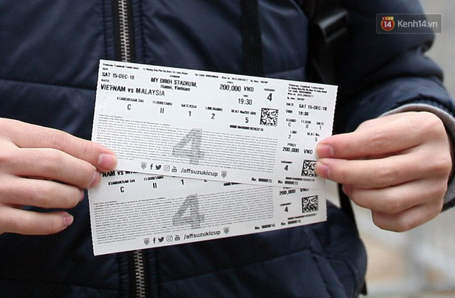 Clip: Cận cảnh những pha chặt chém của dân phe vé trước mặt công an, giá vé chợ đen trận Việt Nam-Malaysia lên 18 triệu đồng/cặp-3