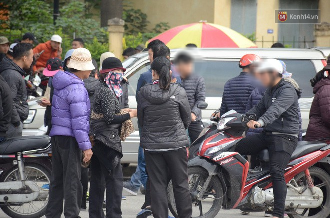 Clip: Cận cảnh những pha chặt chém của dân phe vé trước mặt công an, giá vé chợ đen trận Việt Nam-Malaysia lên 18 triệu đồng/cặp-5