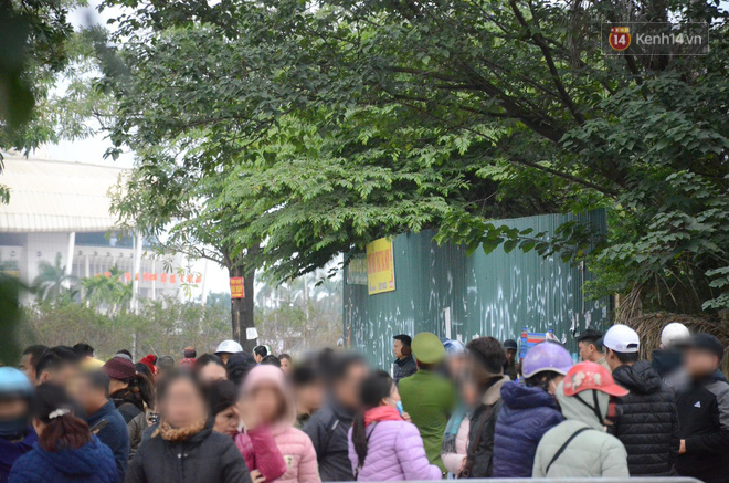 Clip: Cận cảnh những pha chặt chém của dân phe vé trước mặt công an, giá vé chợ đen trận Việt Nam-Malaysia lên 18 triệu đồng/cặp-7