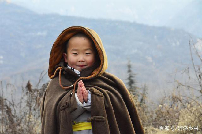 Tiểu hoà thượng 3 tuổi ở Thiếu Lâm Tự khiến cộng đồng mạng Trung Quốc phát cuồng vì đáng yêu-1