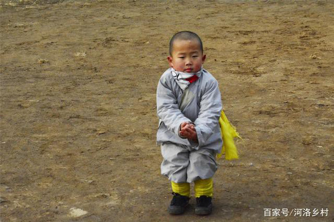 Tiểu hoà thượng 3 tuổi ở Thiếu Lâm Tự khiến cộng đồng mạng Trung Quốc phát cuồng vì đáng yêu-4