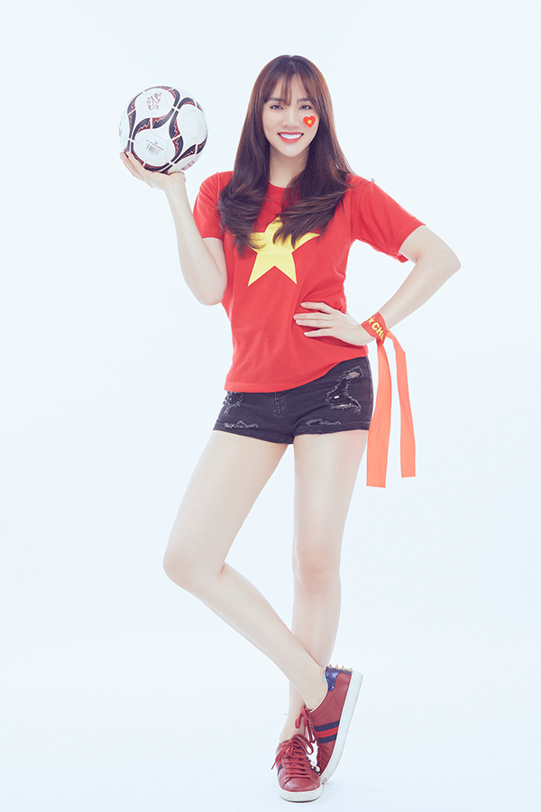 Trang Nhung khoe dáng nuột nà như thuở son rỗi cổ vũ đội tuyển Việt Nam-1