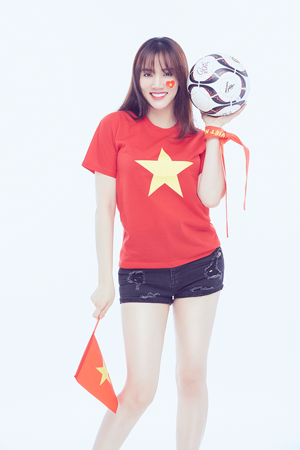 Trang Nhung khoe dáng nuột nà như thuở son rỗi cổ vũ đội tuyển Việt Nam-2