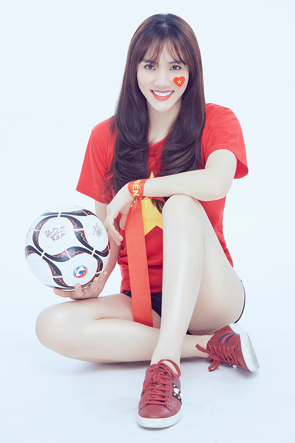 Trang Nhung khoe dáng nuột nà như thuở son rỗi cổ vũ đội tuyển Việt Nam-4