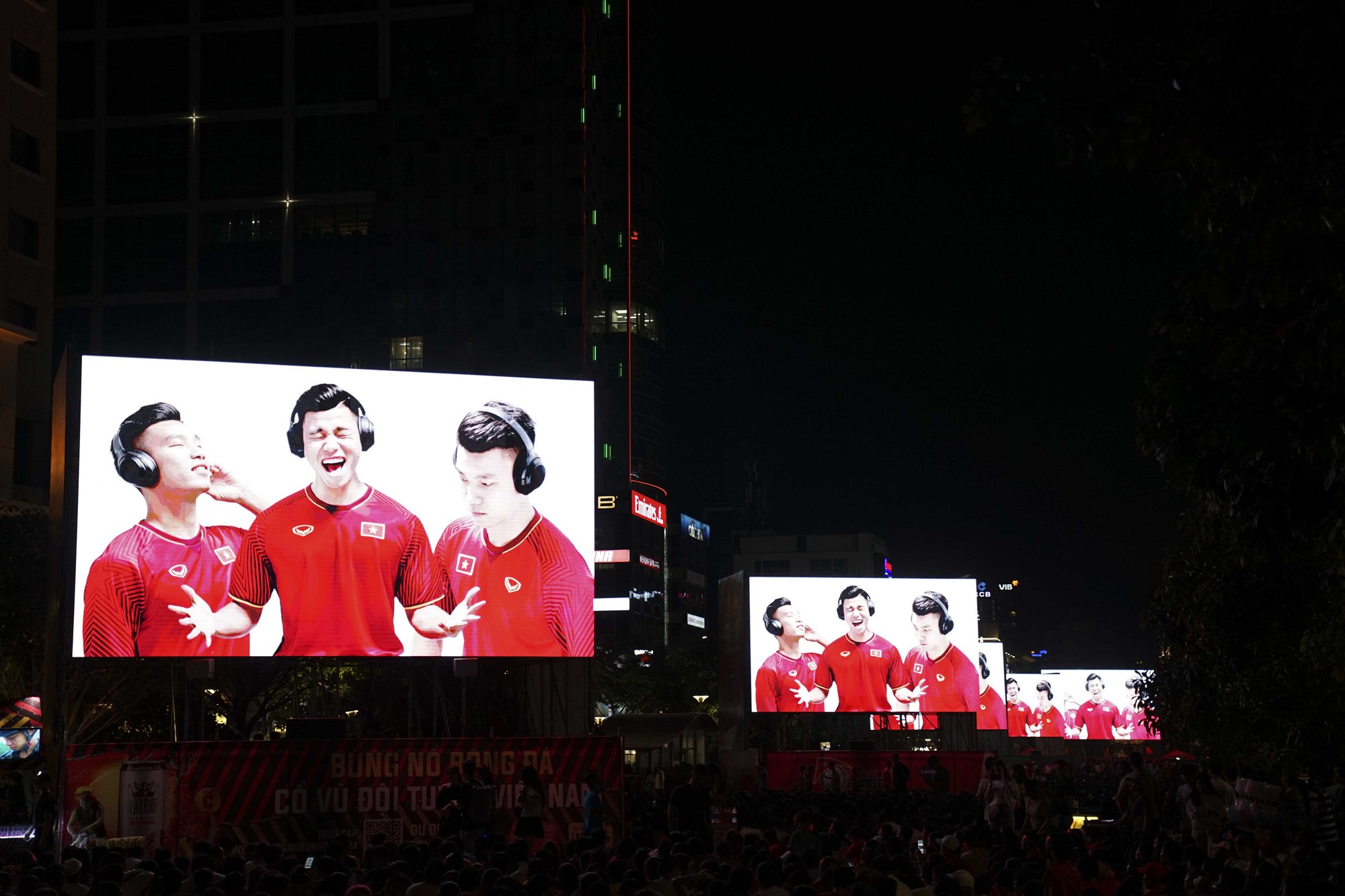 Những tờ lịch tiên tri mang thông điệp truyền cảm hứng, những bức ảnh chế đầy hóm hỉnh của CĐV trước trận cầu lịch sử Việt Nam - Malaysia-7