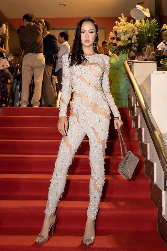 Đỏ mặt trước trang phục gắn mác 18+ của sao Việt, Elly Trần chưa phải là bạo nhất-11