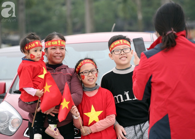 Hàng nghìn CĐV đã đến SVĐ Mỹ Đình sớm sẵn sàng tiếp lửa cho đội tuyển Việt Nam-4