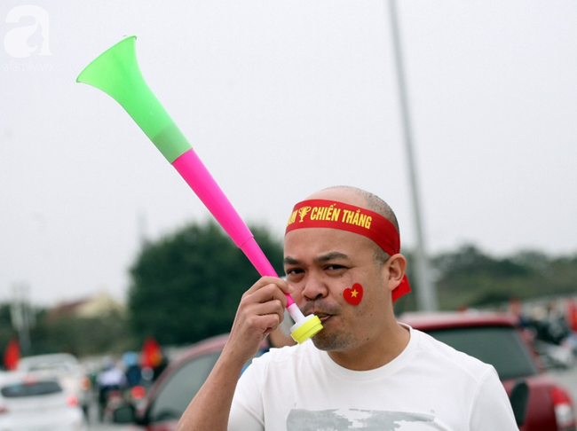 Hàng nghìn CĐV đã đến SVĐ Mỹ Đình sớm sẵn sàng tiếp lửa cho đội tuyển Việt Nam-6