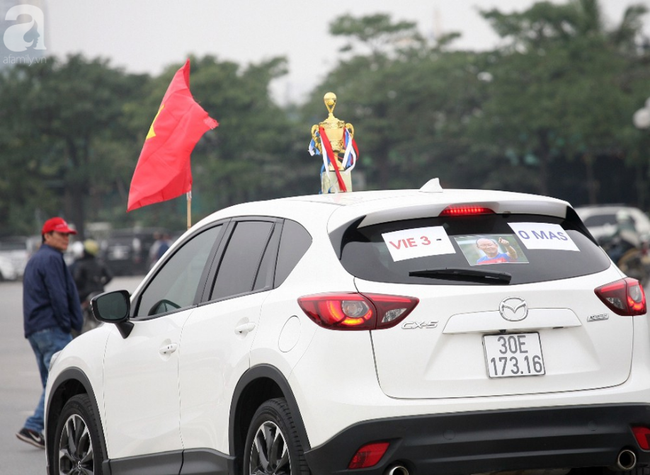 Hàng nghìn CĐV đã đến SVĐ Mỹ Đình sớm sẵn sàng tiếp lửa cho đội tuyển Việt Nam-11