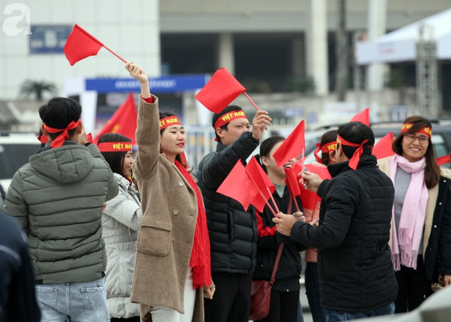 Hàng nghìn CĐV đã đến SVĐ Mỹ Đình sớm sẵn sàng tiếp lửa cho đội tuyển Việt Nam-12