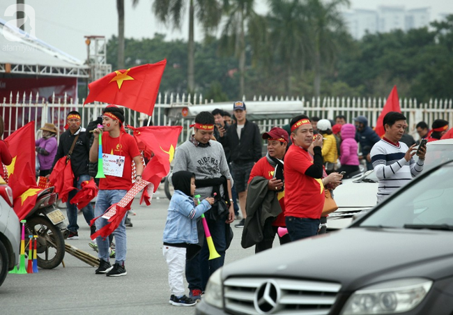 Hàng nghìn CĐV đã đến SVĐ Mỹ Đình sớm sẵn sàng tiếp lửa cho đội tuyển Việt Nam-8