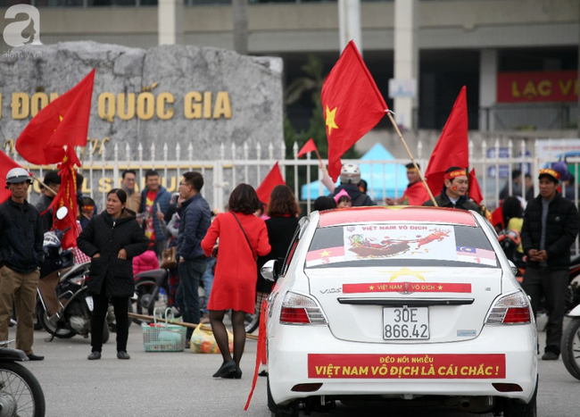 Hàng nghìn CĐV đã đến SVĐ Mỹ Đình sớm sẵn sàng tiếp lửa cho đội tuyển Việt Nam-9