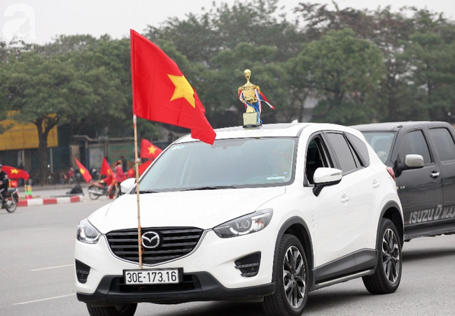 Hàng nghìn CĐV đã đến SVĐ Mỹ Đình sớm sẵn sàng tiếp lửa cho đội tuyển Việt Nam-10