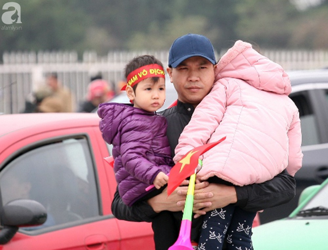 Hàng nghìn CĐV đã đến SVĐ Mỹ Đình sớm sẵn sàng tiếp lửa cho đội tuyển Việt Nam-14