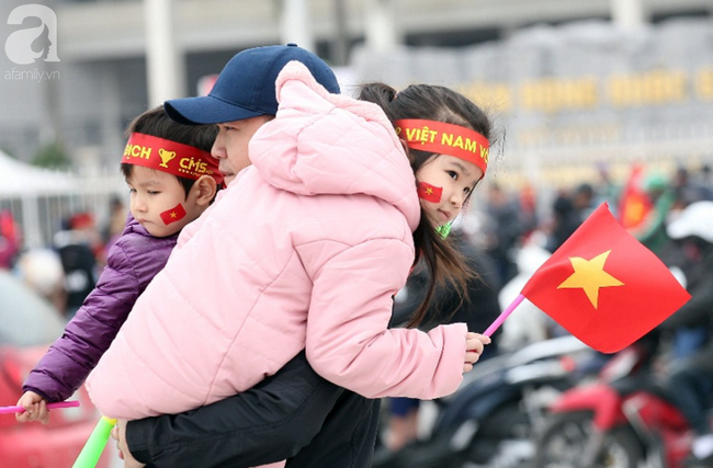 Hàng nghìn CĐV đã đến SVĐ Mỹ Đình sớm sẵn sàng tiếp lửa cho đội tuyển Việt Nam-15