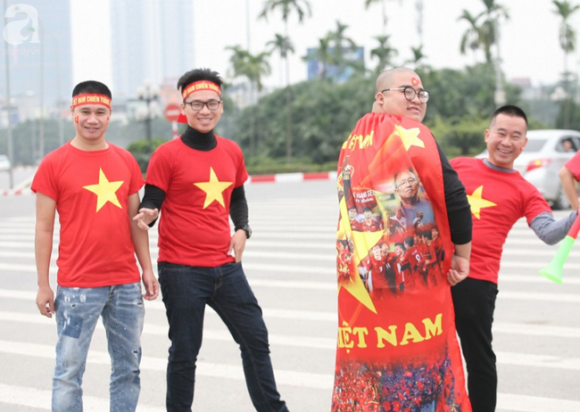 Hàng nghìn CĐV đã đến SVĐ Mỹ Đình sớm sẵn sàng tiếp lửa cho đội tuyển Việt Nam-16