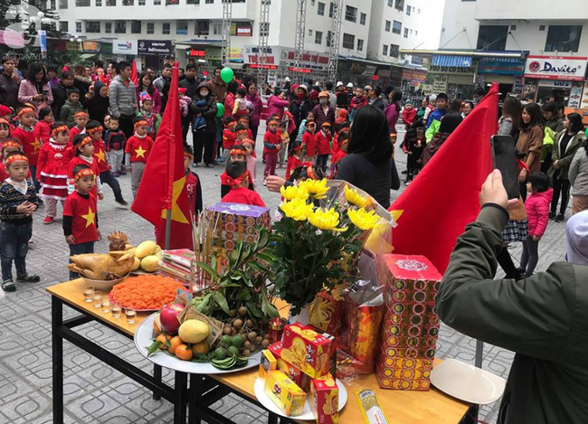 Cư dân HH Linh Đàm mua xôi gấc, gà luộc thắp hương cầu may cho đội tuyển Việt Nam đoạt cup vô địch-1