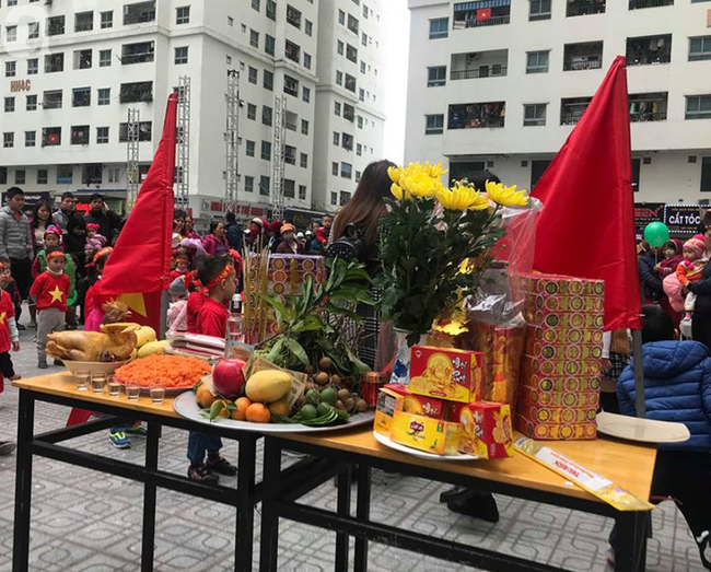 Cư dân HH Linh Đàm mua xôi gấc, gà luộc thắp hương cầu may cho đội tuyển Việt Nam đoạt cup vô địch-2