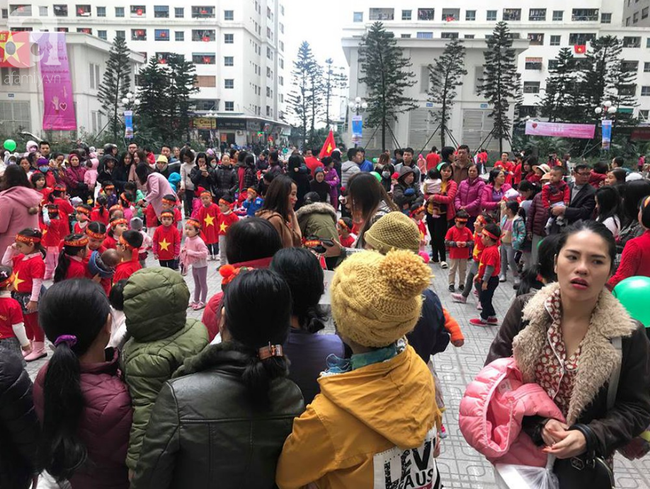 Cư dân HH Linh Đàm mua xôi gấc, gà luộc thắp hương cầu may cho đội tuyển Việt Nam đoạt cup vô địch-8