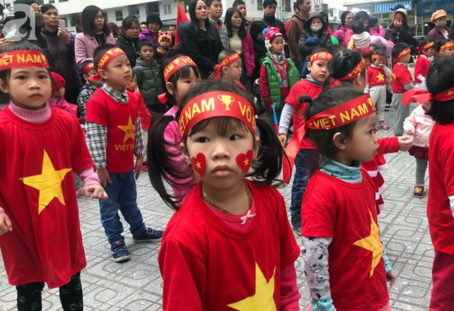 Cư dân HH Linh Đàm mua xôi gấc, gà luộc thắp hương cầu may cho đội tuyển Việt Nam đoạt cup vô địch-9