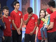 Quang Hải, Đức Chinh bật khóc trong cuộc gặp gỡ xúc động với cậu bé 4 tuổi bị ung thư não trước trận chung kết AFF Cup 2018